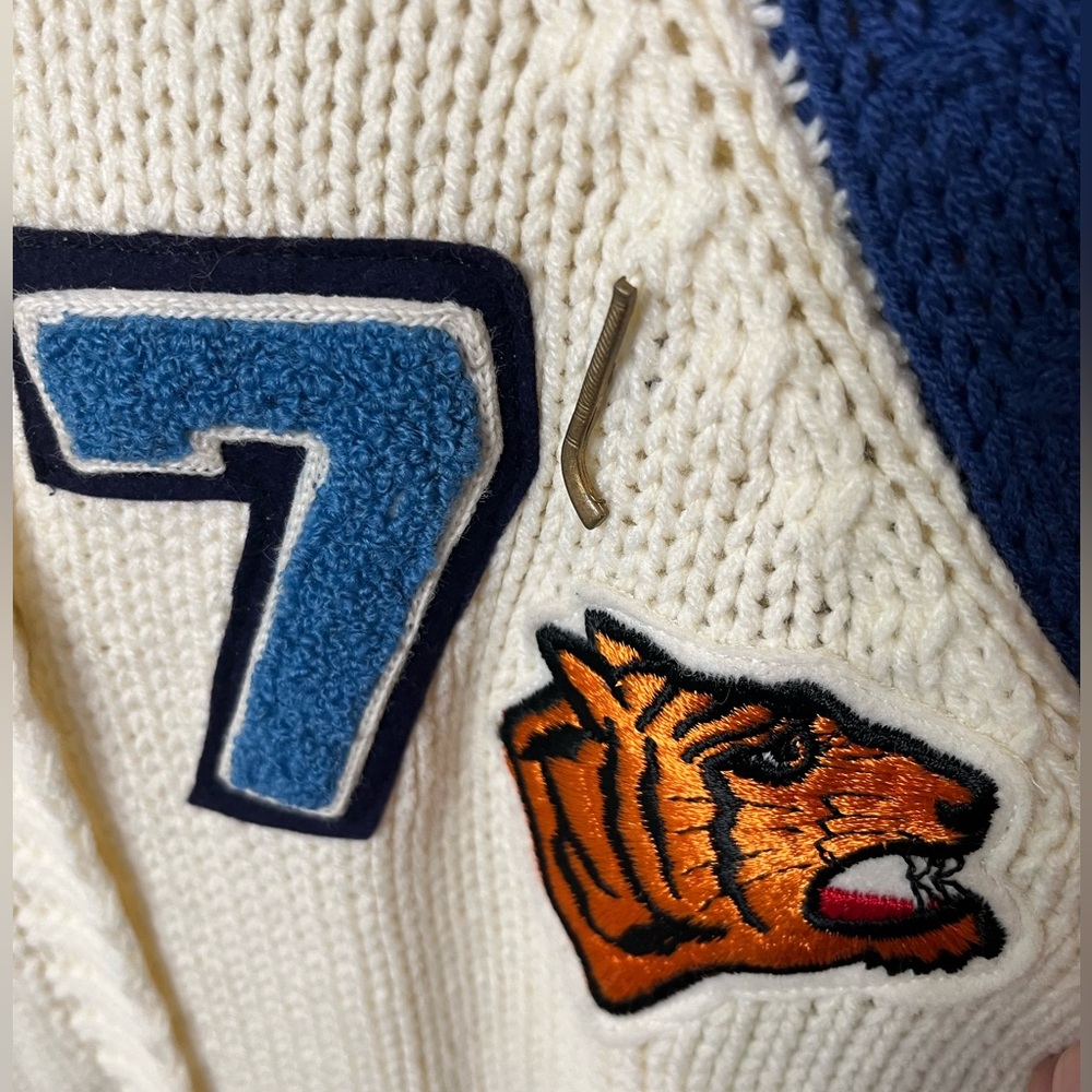 Le Lis letterman sweater, athletic patches and removable pin - Picture 5 of 7